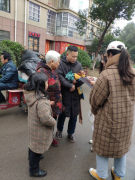 暖心！高校学生前往社区为老年群体丰富